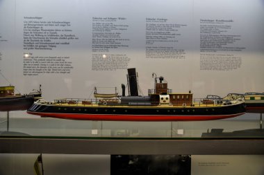 Münih, Almanya - 18 Ocak 2020: Alman Teknik Müzesi dünyanın en büyük bilim ve teknoloji müzesidir ve bunlardan biri en büyük koleksiyon gemisi modellerinden biri olan birçok farklı teknik alanlara sahiptir..