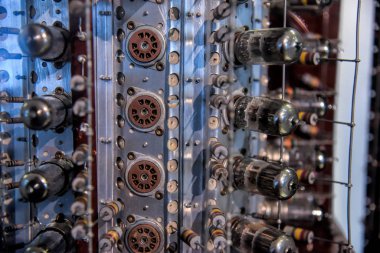 Münih, Almanya - 18 Ocak 2020: Alman Teknik Müzesi, elektronik parçaların tarihte yer aldığı birçok farklı teknik alanlara sahip, dünyanın en büyük bilim ve teknoloji müzesidir..