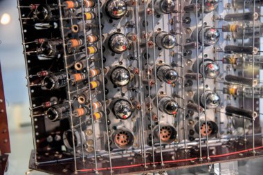 Münih, Almanya - 18 Ocak 2020: Alman Teknik Müzesi, elektronik parçaların tarihte yer aldığı birçok farklı teknik alanlara sahip, dünyanın en büyük bilim ve teknoloji müzesidir..