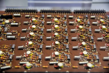 Münih, Almanya - 18 Ocak 2020: Alman Teknik Müzesi, elektronik parçaların tarihte yer aldığı birçok farklı teknik alanlara sahip, dünyanın en büyük bilim ve teknoloji müzesidir..