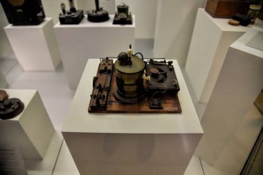 Münih, Almanya - 18 Ocak 2020: Alman Teknik Müzesi, elektronik parçaların tarihte yer aldığı birçok farklı teknik alanlara sahip, dünyanın en büyük bilim ve teknoloji müzesidir..