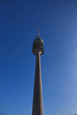 Münih, Almanya - 20 Ocak 2020: Münih Olimpiyat kulesinin toplam yüksekliği 291 metredir ve Kule kentin dönüm noktasıdır..