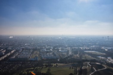 Münih, Almanya - 20 Ocak 2020: Münih Olimpiyat kulesinden yapılan panorama fotoğrafçılık. 