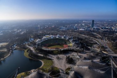 Münih, Almanya - 20 Ocak 2020: Münih Olimpiyat kulesinden yapılan panorama fotoğrafçılık. 