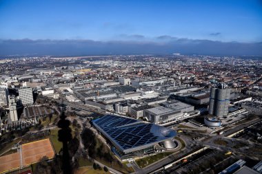 Münih, Almanya - 20 Ocak 2020: Münih Olimpiyat kulesinden yapılan panorama fotoğrafçılık. 
