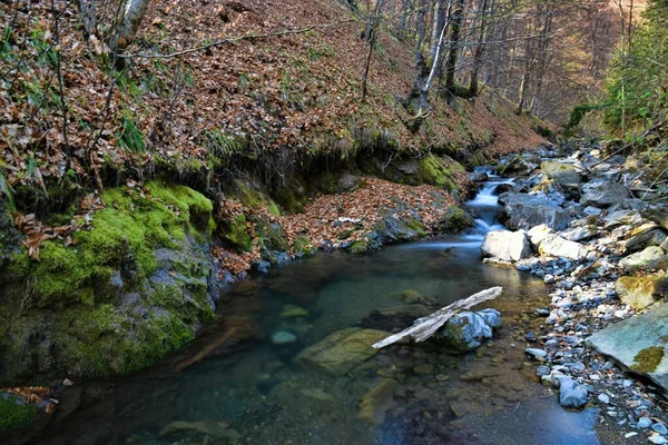 Hdr Outdoor Landschaftsfotografie Von Fluss Mit Felsen — Stockfoto