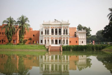 Sonargaon, Panam Şehri olarak biliniyordu. Genellikle orta ya da üst sınıf insanlar bu zaman diliminde Sonargaon 'da yaşamışlardır. 13. yüzyıldan sonra Sonargaon Bengal Sultanlığı 'nın ana başkentinin ikincil başkenti oldu..