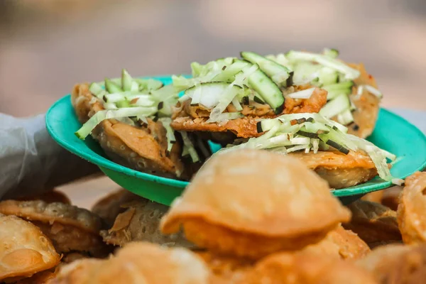 Bhelpuri, Hint alt kıtasından gelen ve aynı zamanda bir çadır türüdür. Kabartılmış pirinç, sebze ve keskin demirhindi sosundan yapılmış. Bhel, Chowpatty veya Juhu gibi Mumbai plajlarıyla tanınır..