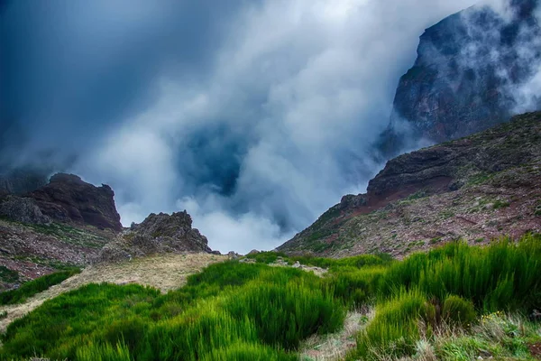 Bulutlu yüksek dağlarda