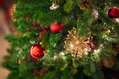 Noel ağacı parçası mektup ve şişe anahtarında süslenmiş.