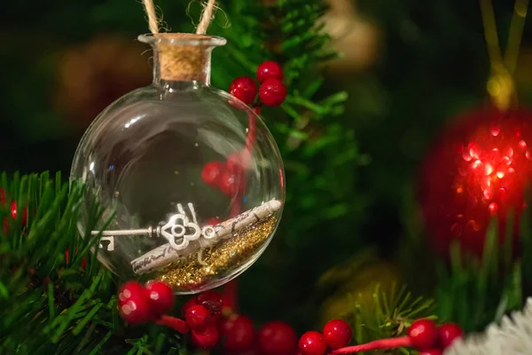 Noel ağacı parçası mektup ve şişe anahtarında süslenmiş.