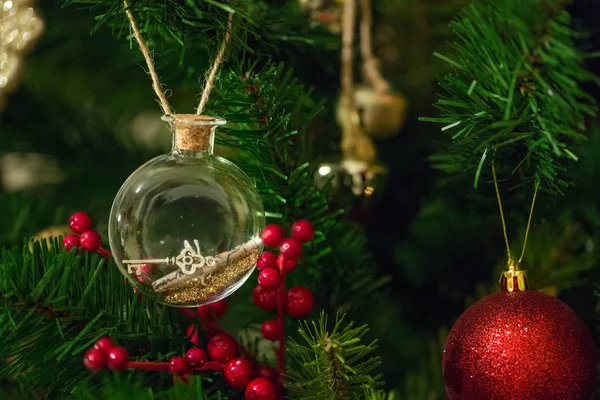 Noel ağacı parçası mektup ve şişe anahtarında süslenmiş.