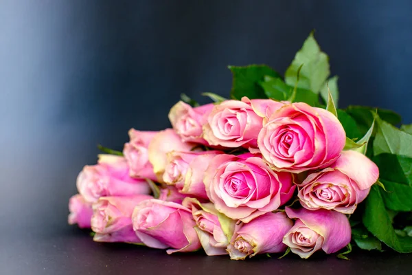 Strauß rosa Rosen auf schwarzem Hintergrund — Stockfoto