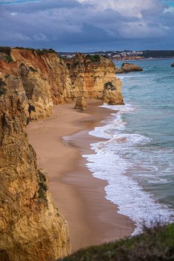 Praia beach, dalgalar ve kayalıklarla bir yükseklikten görünümü yapmak Vao, Portimao, Portekiz