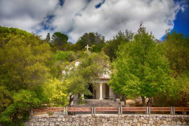 Caldas de Monchique, Portekiz bir Zeytin bahçesinde ağaçlar arasına gizlenen küçük bir eski kilise
