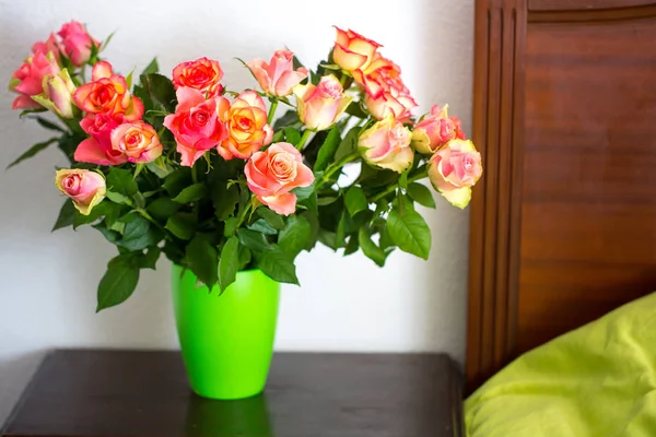 Ein Strauß Rosen Einer Vase Auf Dem Nachttisch — Stockfoto