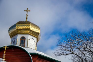 Altın kilise kubbe ve karla kaplı Kış ağaç dalları mavi gökyüzü