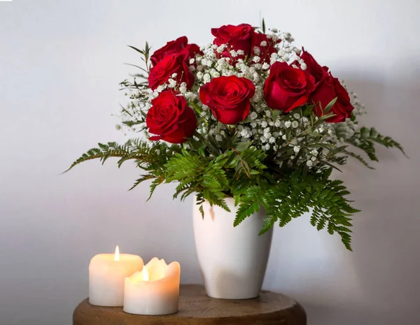 Schöner Großer Strauß Dunkelroter Rosen Einer Vase Und Zwei Brennende — Stockfoto