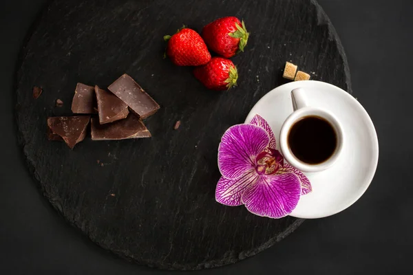 Cup Black Coffee Brown Sugar Strawberries Black Chocolate Slate Black — Stock Photo, Image