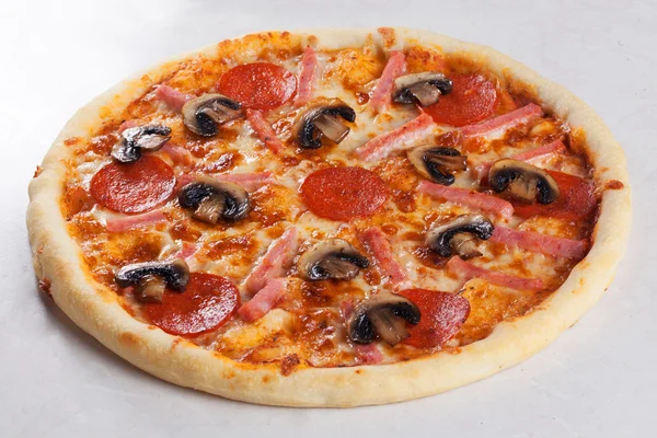 Pizza Schinken Pilze Peperoni Nahaufnahme Seitenansicht isoliert — Stockfoto