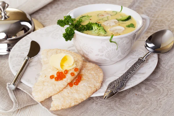 Sopa de queso en una sopera en la mesa de cerca receta de cocina — Foto de Stock