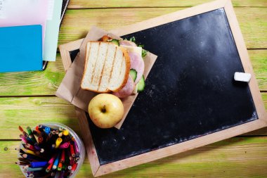 Okul yönetimi, tebeşir, bir uzay çocuk yemeğe yazıt, elma, sandviç