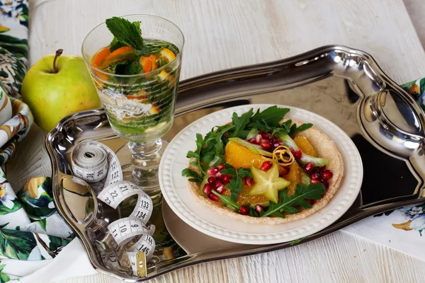 Dieet salade met sinaasappel, granaatappel en Carambole, centimeter voor een goed figuur — Stockfoto