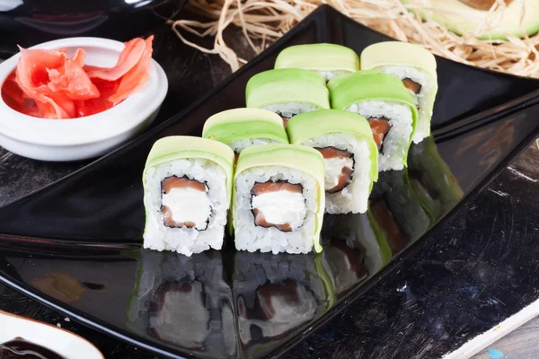 Roll mit Avocado und Lachs, Thunfisch im Stillleben — Stockfoto