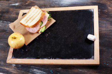 Okul yönetimi, tebeşir, bir uzay çocuk yemeğe yazıt, elma, sandviç