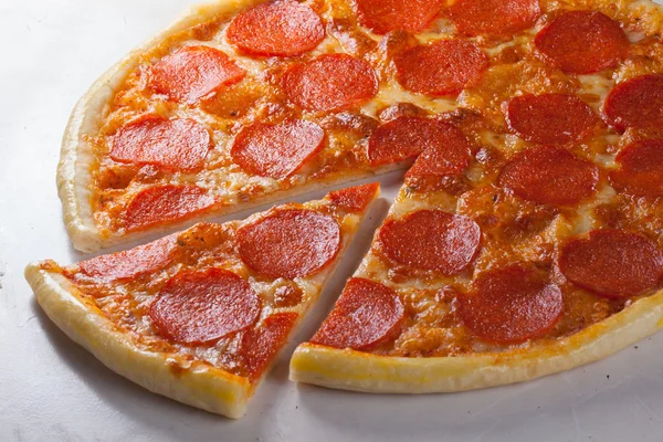 Pepperoni pizza in still life close-up — Stock Photo, Image