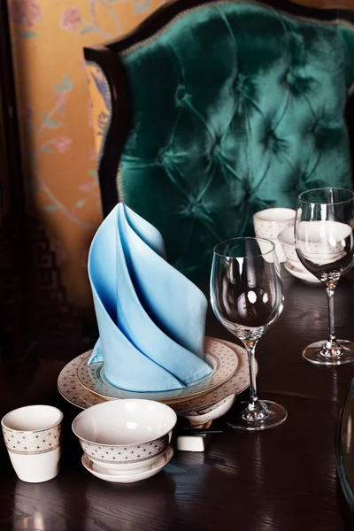 Mesa, ajuste, utensílios de mesa poltrona de veludo escuro, azul, verde, aquamarine — Fotografia de Stock