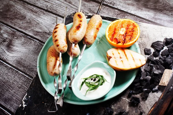 Grilled sausages on skewers, barbecue, charcoal, firewood, still life nuremberg, german, bratwurst, pork, bavaria, oktoberfest, bavarian, germany, fried, sauerkraut, nuremberger — Stock Photo, Image