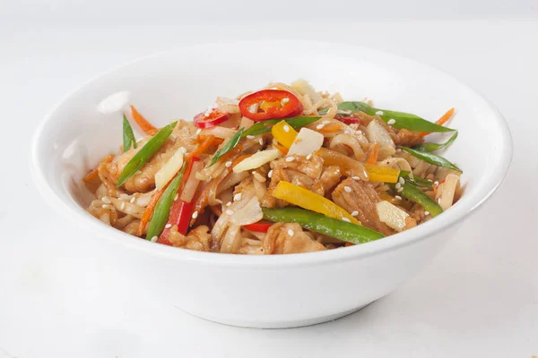 Nouilles wok aux légumes de bœuf, gingembre, poivron sur une assiette isolée — Photo