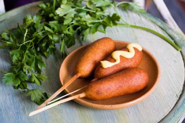 iyisin hardal, ketçap ve maydanoz ile