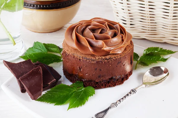 Rose chocolate mousse cake on a beautiful plate cream decoration — Stock Photo, Image