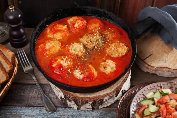 Pan vegan polpette salsa di pomodoro, polpette vegan su un piatto vista dall'alto still life Immagine Stock