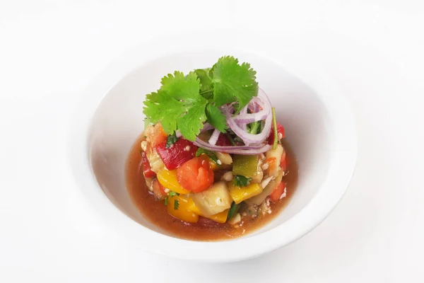 Ensalada de berenjena, tomate, cebolla, cilantro en un tazón sobre un fondo blanco restaurante aislado — Foto de Stock