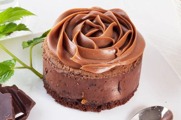 Pastel de mousse de chocolate rosa en un hermoso plato de crema — Foto de Stock