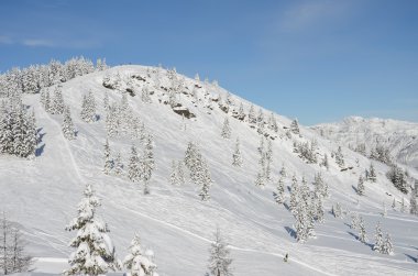 Karla kaplı Ladin ve dağlar kışın güzel görünümü