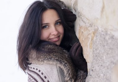 Kışın duvarının yakınında güzel bir kızın portresi