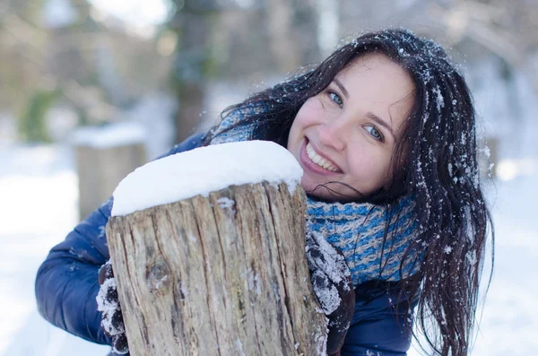 冬の木のコラムに近い美しい笑みを浮かべて少女の肖像画 — ストック写真