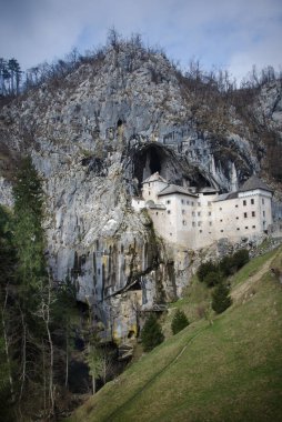 Predjama Slovenya'da çok yüksek bir kayalığın ortasında yer alan kale ısmarlayarak