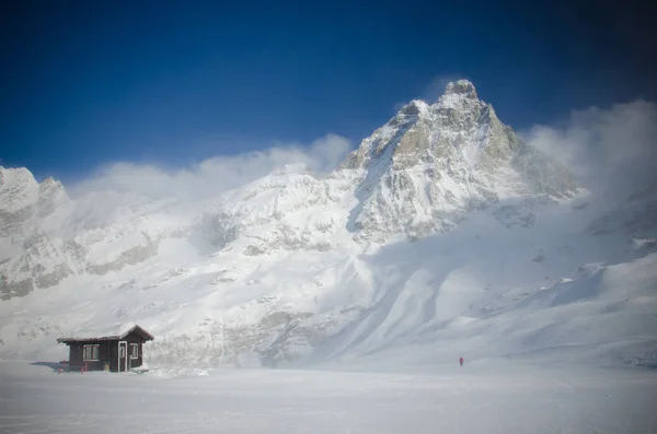 Εκπληκτική θέα στο χιονισμένο βουνό Matterhorn από την πλευρά της Ιταλίας — Φωτογραφία Αρχείου