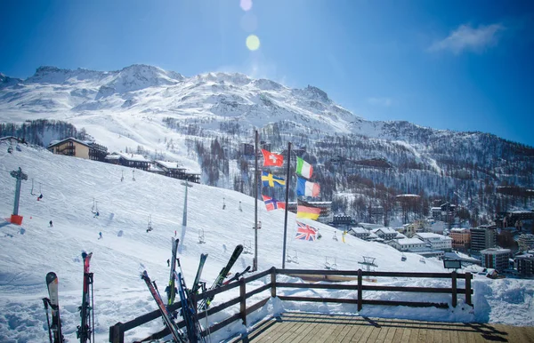 Belle vue sur la chaîne de montagnes enneigée et les drapeaux en Italie domaine skiable — Photo