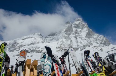 İtalya - Mart 2016: Matterhorn Peak Cervinia Kayak 8 Mart 2016 yılında İtalya dan güzel manzara. Matterhorn olduğunu Pennine Alpleri'nde, biri büyük ve yakın-simetrik piramit tepe