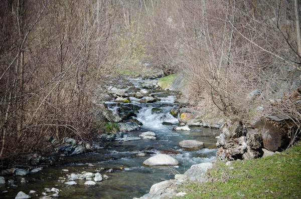 Blick auf den Gebirgsfluss im Frühjahr, in Italien — Stockfoto