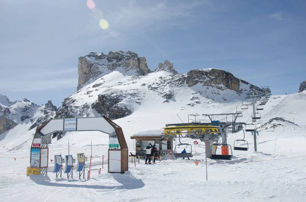 ITALIE - MARS 2016 : Belle vue sur le télésiège le 9 mars 2016, station de ski Cervinia à la frontière entre l'Italie et la Suisse . — Photo