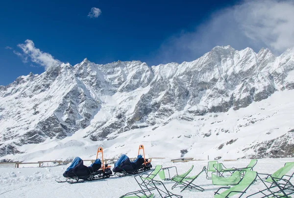 Vue imprenable sur la chaîne de montagnes enneigée du Cervin du côté de la station de ski Cervinia — Photo