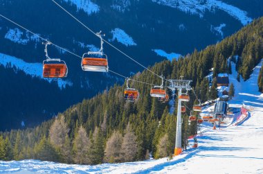Ladin, dağlar ve kış telesiyej güzel görünümünü