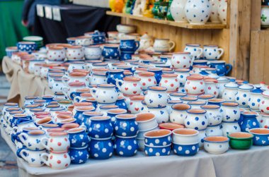 Noel pazarı. Renkli seramik ürünler.